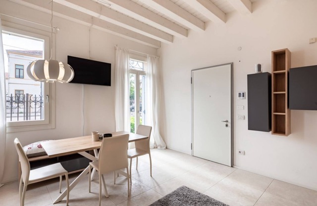Elegant Apt W/ Parking &1 min walk from Tram stop!