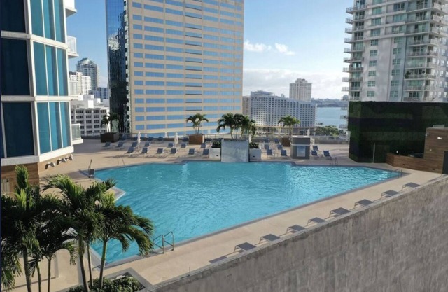 Elegant Brickell Junior Suite w/Pool Access, Bay Views & Dining Steps Away