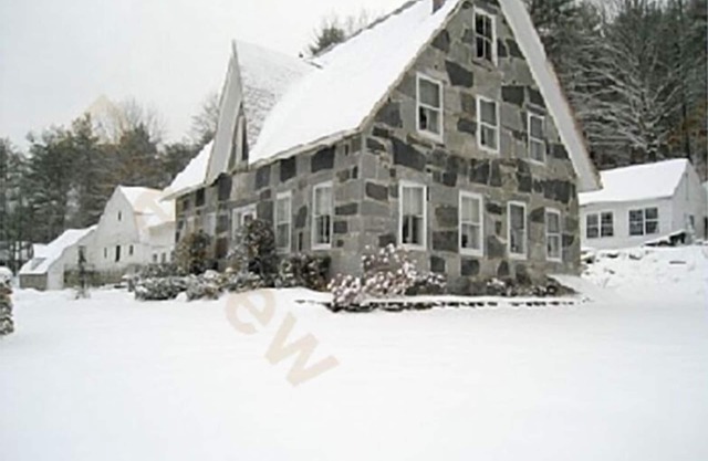 circa 1850 Elégant Stone House sur 50 Acres