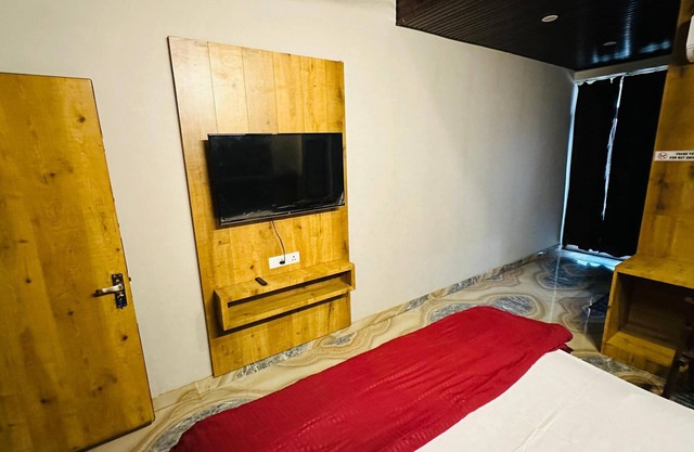 Elegant City Escape - Premium Stay w/Kitchen & OTT- 102