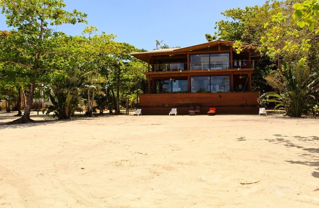 Élégante villa en bord de mer sur mesure avec des murs en verre du sol au plafond, 180 vue sur la mer