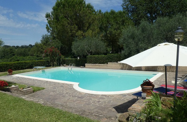 Élégante maison individuelle à la campagne avec une piscine d'oliveraie, près de la mer