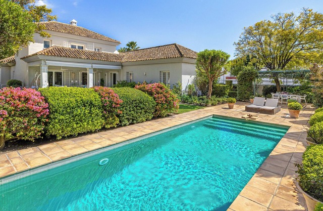 ELEGANT VILLA FOR GOLFERS: OUTDOOR BBQ, POOL AND SOLARIUM, PLUS HOME CINEMA ROOM