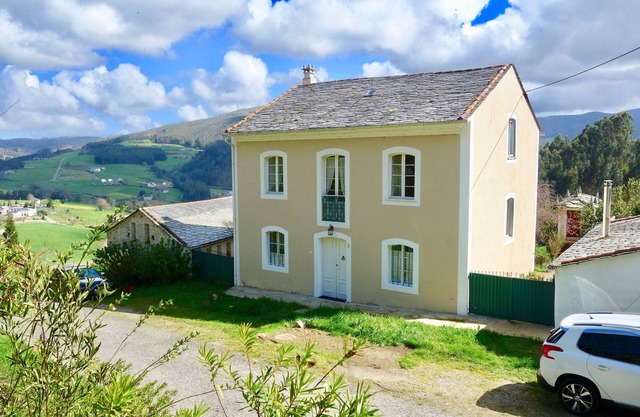 Villa élégante avec jardin luxuriant, privé et clos, proche de la culture et des plages!