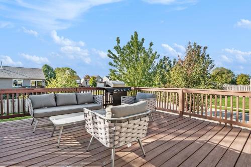 Elegant Escape-Fenced Yard BBQ & Cozy Fire Pit
