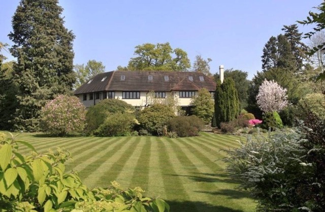 Élégante maison de famille adossée à un terrain de golf.