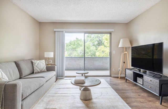 Elegant Glendale 1BR w/ Pool, Gym, walkable location, by Blueground