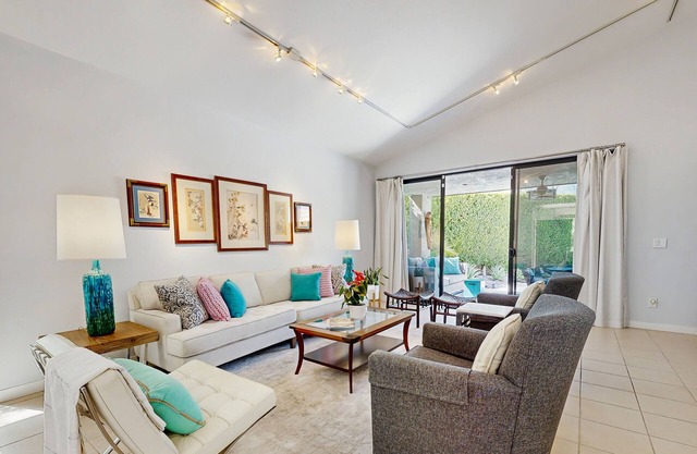 Elegant home w/sparkling pool/spa, bbq grill - community tennis courts