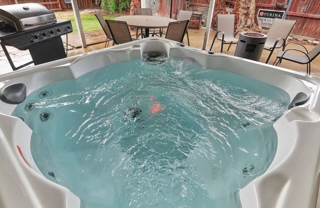 Elegant Hot tub l Fire Pit l BBQ l Oldtown Clovis