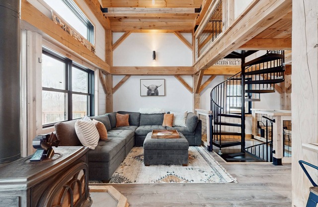 Elegant house w/ mountain views, trail to riverfront, balcony, dog-friendly, bbq
