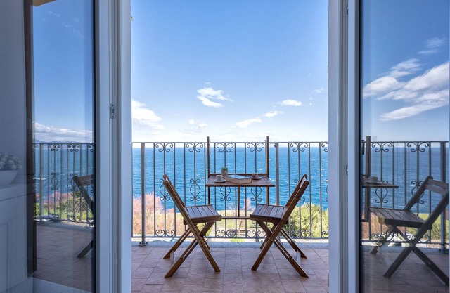 ELEGANT IN THE HEART OF THE ANCIENT VILLAGE, BREATHTAKING VIEW OF BAY & SEA
