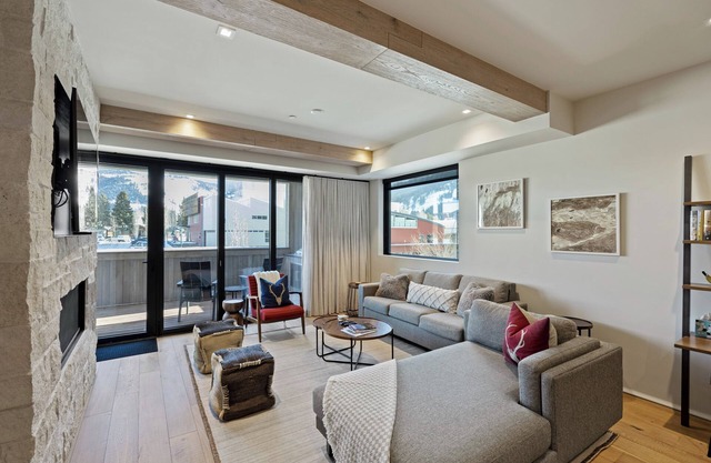 Elegant Jackson Getaway | Hot Tub & Fireplace Near Snow King Skiing & Dining