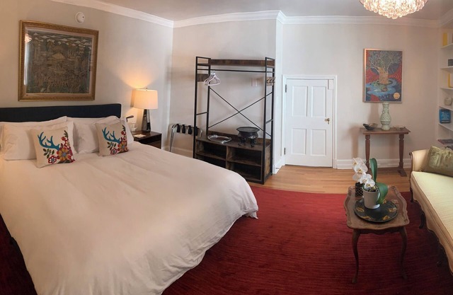 Elegant King Size Suite In Historic Hendersonville House With Healthy Breakfast