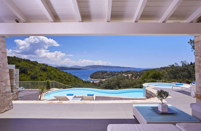 Élégante villa de luxe avec vue imprenable sur la mer et fabuleuse piscine à débordement
