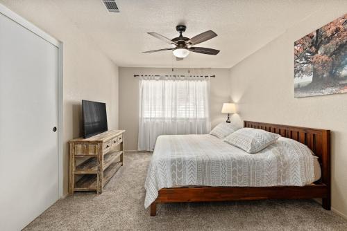 Elegant Mid Century 2BR 2 KING Beds Retro Style