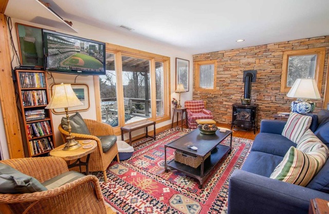 Cabine élégante avec vue sur la montagne, décor rustique, grill, hamac, proche des commodités