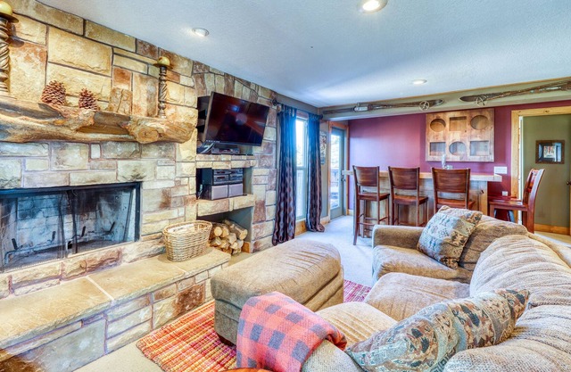 Condo skis aux pieds avec vue sur la montagne, bain à remous privé, terrasse et local à skis