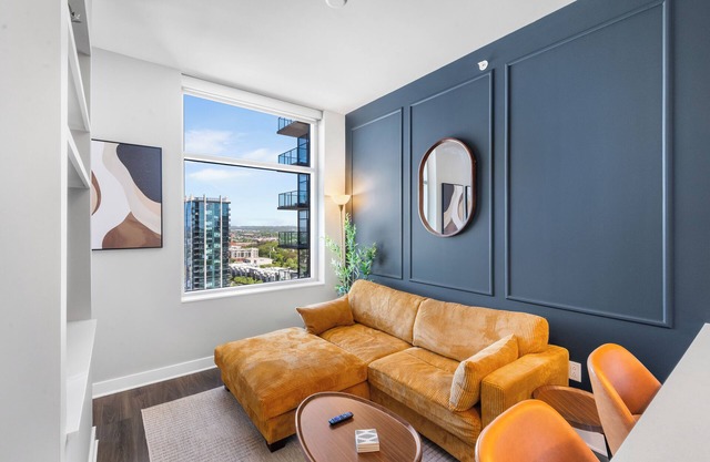 Elegant Nashville Stay WiFi In-Unit Laundry Free Covered Parking