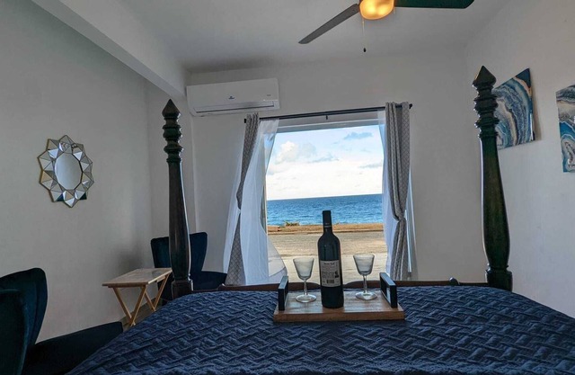 Elegant Ocean-Front Apartment, PRIVATE Jacuzzi, BBQ