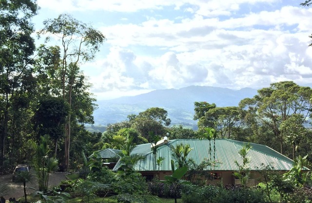 Élégante retraite de forêt tropicale, avec des tas d'animaux, de belles vues