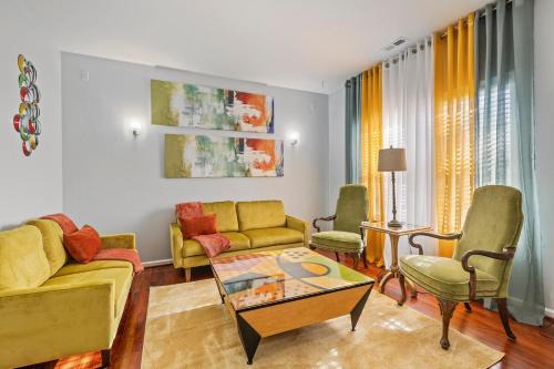 Elegant Retreat! Spacious with Outdoor Fireplace!