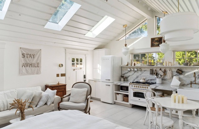 Elegant & Romantic Farmhouse - Sunlight!