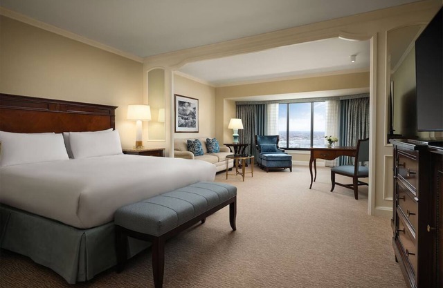 Elegant Room w/ Heated Pool & Luxurious Décor for Ultimate Relaxation