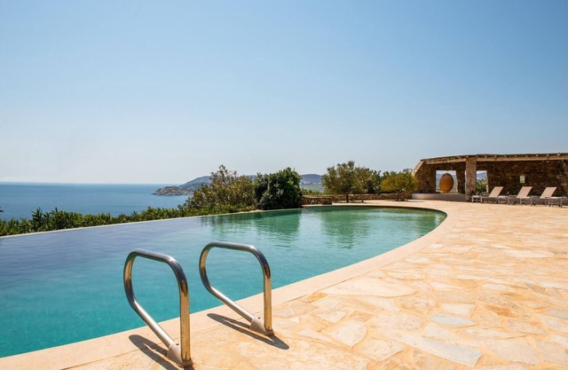 ELEGANT BORD DE MER, PISCINE INFINITY, VUE IMPRENABLE, ACCES FACILE A 3 PLAGES
