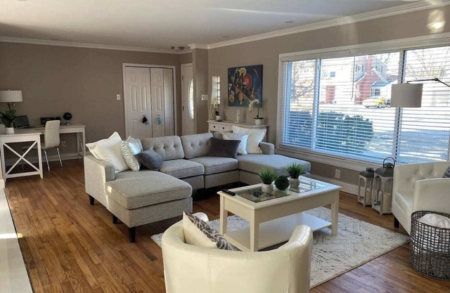 This house is a 3 bedroom(s), 2 bathrooms, located in Harper Woods, MI.