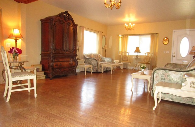 Maison élégante et spacieuse !! 5 chambres et 3 salles de bain, 15 min. à U of O, 15 personnes, 150 $. 00