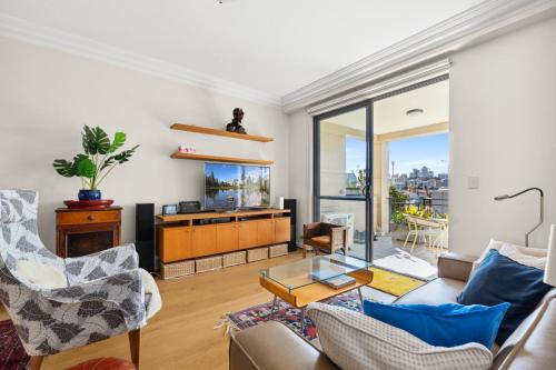 Elegant Stay in Balmain with Pool Access