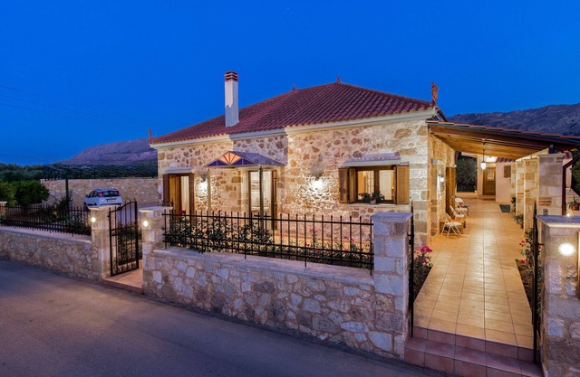 Villa Anerocurù de design en pierre élégante avec jardins et barbecue, par la ville de La Canée