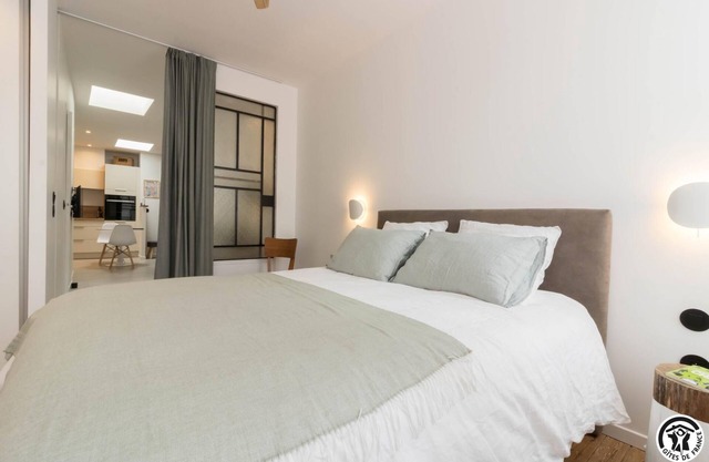 Elégant appartement urbain avec parking : explorez la ville à pied!