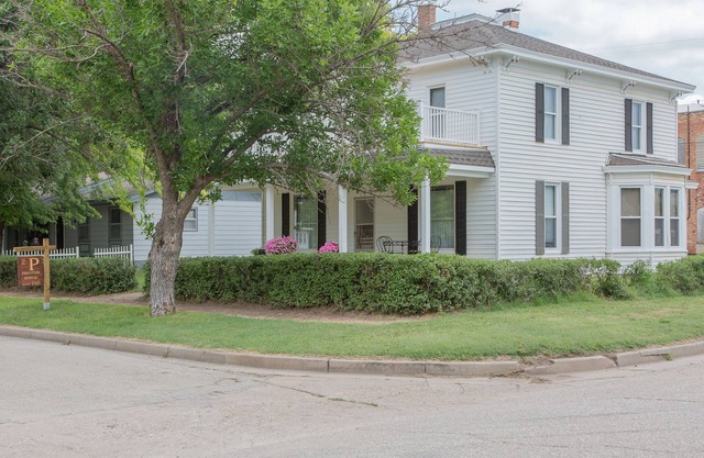 Elegant Victorian 5 bedroom Remodeled House