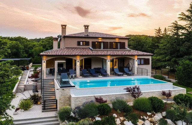 villa avec piscine entourée de forêts à Labin