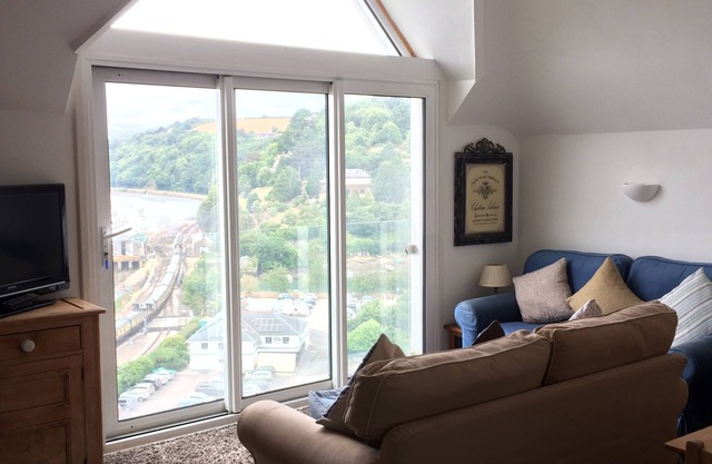 Appartement élevé avec superbe vue sur la belle rivière Dart. Capacité d'accueil 6