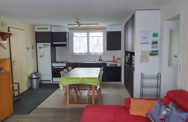 Appartement avec une grande terrasse et une vue sur le lac et les montagnes