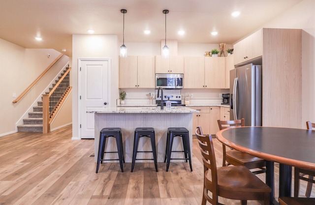 Caldwell Collective Townhome Edition | Sleeps 10| Heart of Caldwell