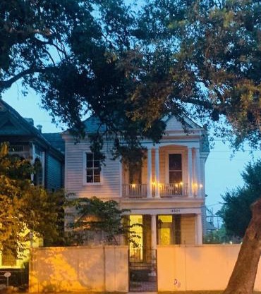 Elisabeth House DOLLHOUSE, 6 BR, French Quarter, Streetcar sleeps 14!