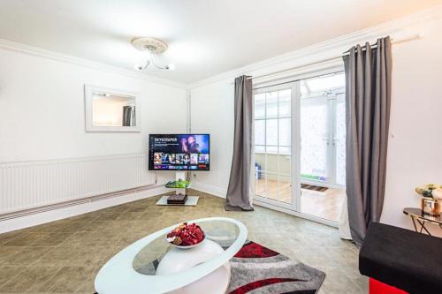 Elite 2 Bedroom House in Chadwell Heath/Romford with Free Wifi and Parking upto 4 guests