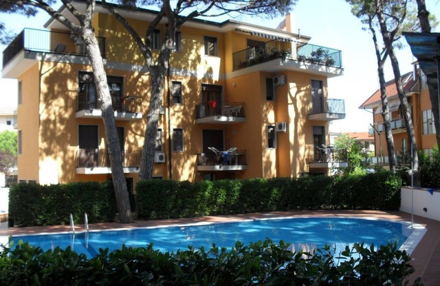 Appartement trois pièces Elite avec piscine, chaises longues et aire de jeux