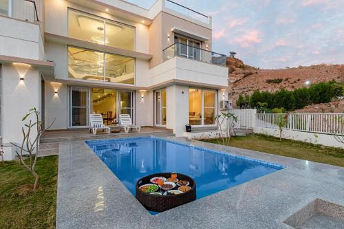 ELIVAAS Shourya Sereno - Luxe 4 BHK Villa With Pvt Pool & Garden