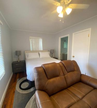 Elizabeth Ave Apartment: Free Parking & Kitchen
