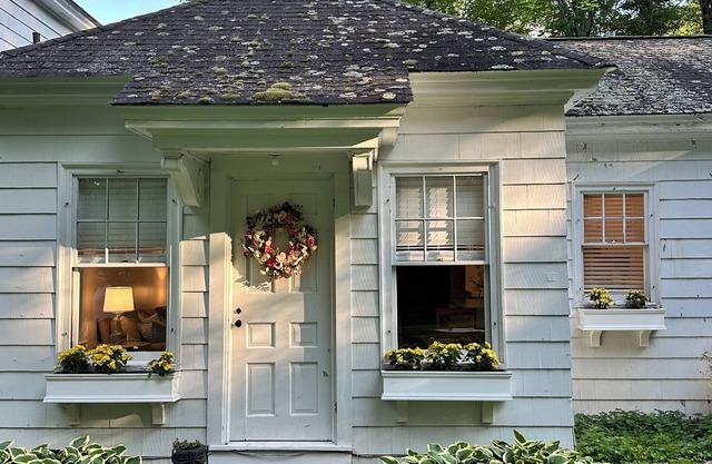 Cozy cottage within historic Elizabeth Arden Estate on Long Pond