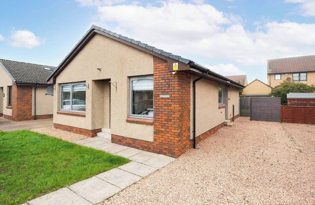 Ellaburn - 3 bed w/ parking