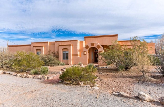 Elliss · Large Newly Renovated Home with Game Room