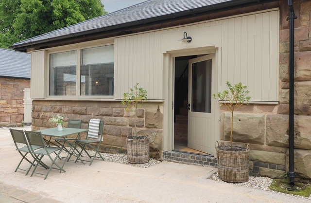 ELM COTTAGE - FOLD YARDS, family friendly, with a garden in Crich