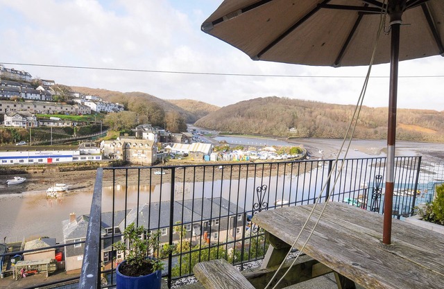 ELMBANK, pet friendly, character holiday cottage in Looe