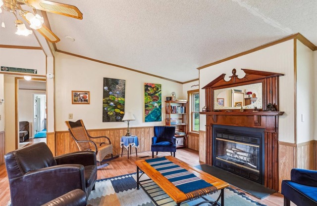Cozy Maple Grove - Secluded and spacious