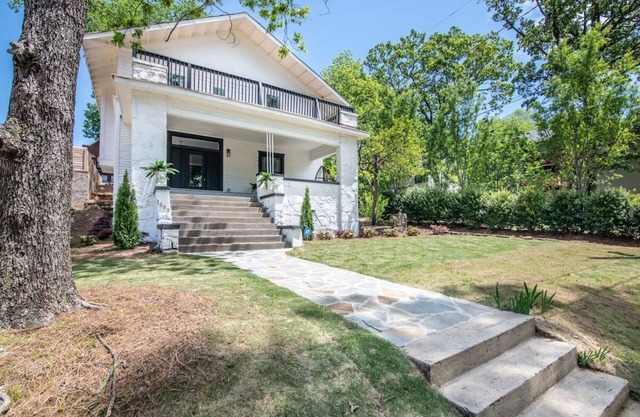 ✧Elmsgate✧ - A historic designer dream home w/ family friendly amenities , cozy porch&games near DT
